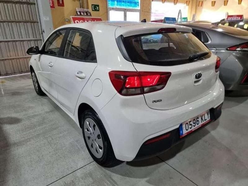Usado Kia Rio 84 CV (61 kW) 2018 Blanco Utilitario