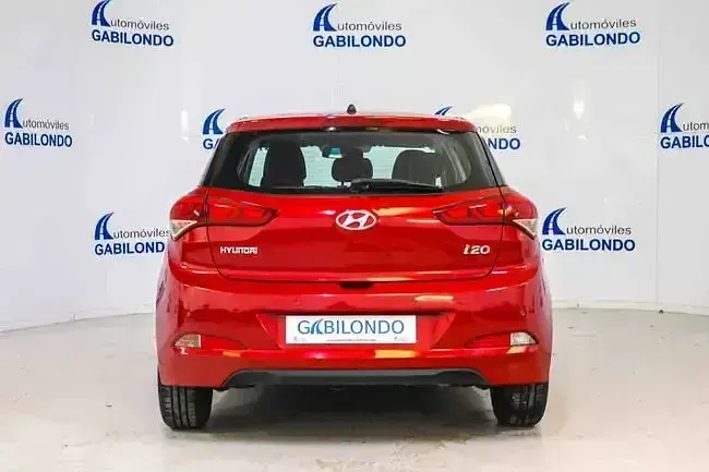 Käytetty Hyundai i20 75 HP (55 kW) 2015 Punainen Sedan