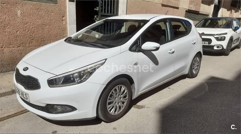 Blanco Usado 2012 Kia Ceed Berlina | 6000 € (Precio justo) - Imagen 1/4