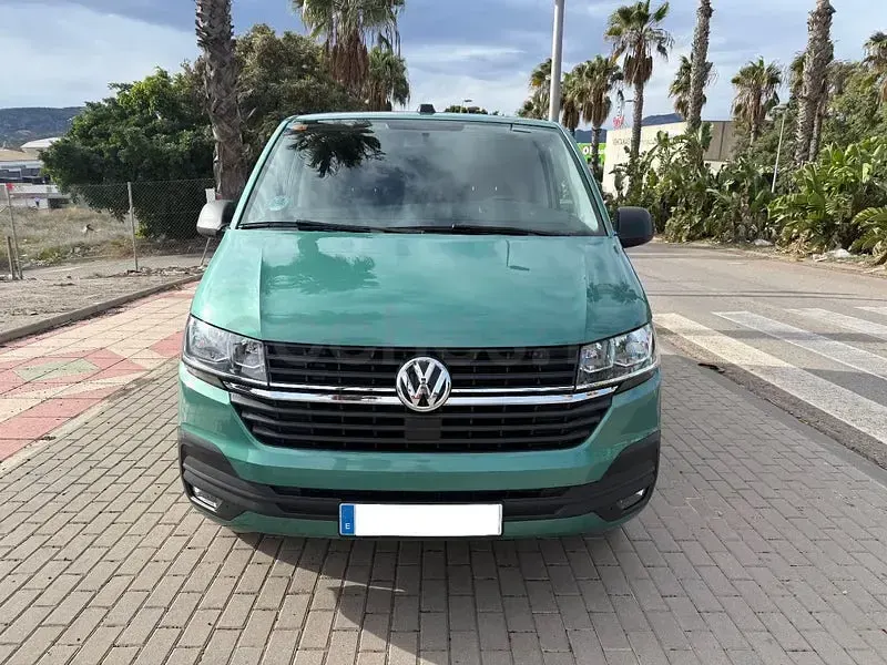 Usado VW Caravelle 110 CV (80 kW) 2021 Verde Van