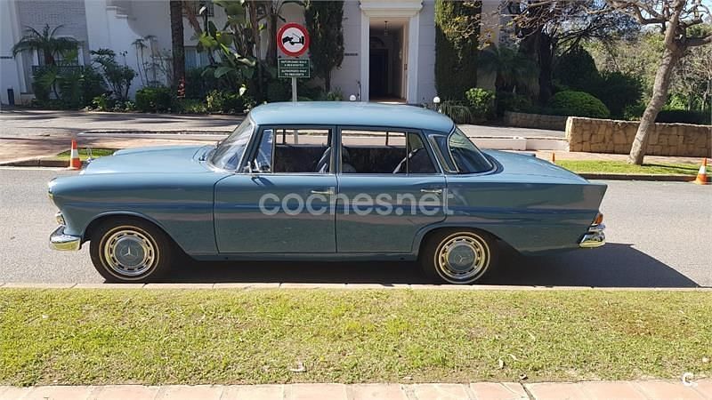 Usado Mercedes E200 75 CV (55 kW) 1985 Azul Familiar