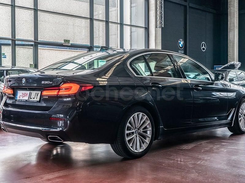Usado BMW 530e Comfort Edition 292 CV (214 kW) 2020 Gris / plata Berlina