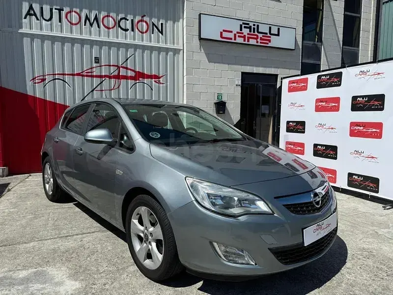 Usado Opel Astra Excellence 130 CV (95 kW) 2013 Gris / plata Berlina
