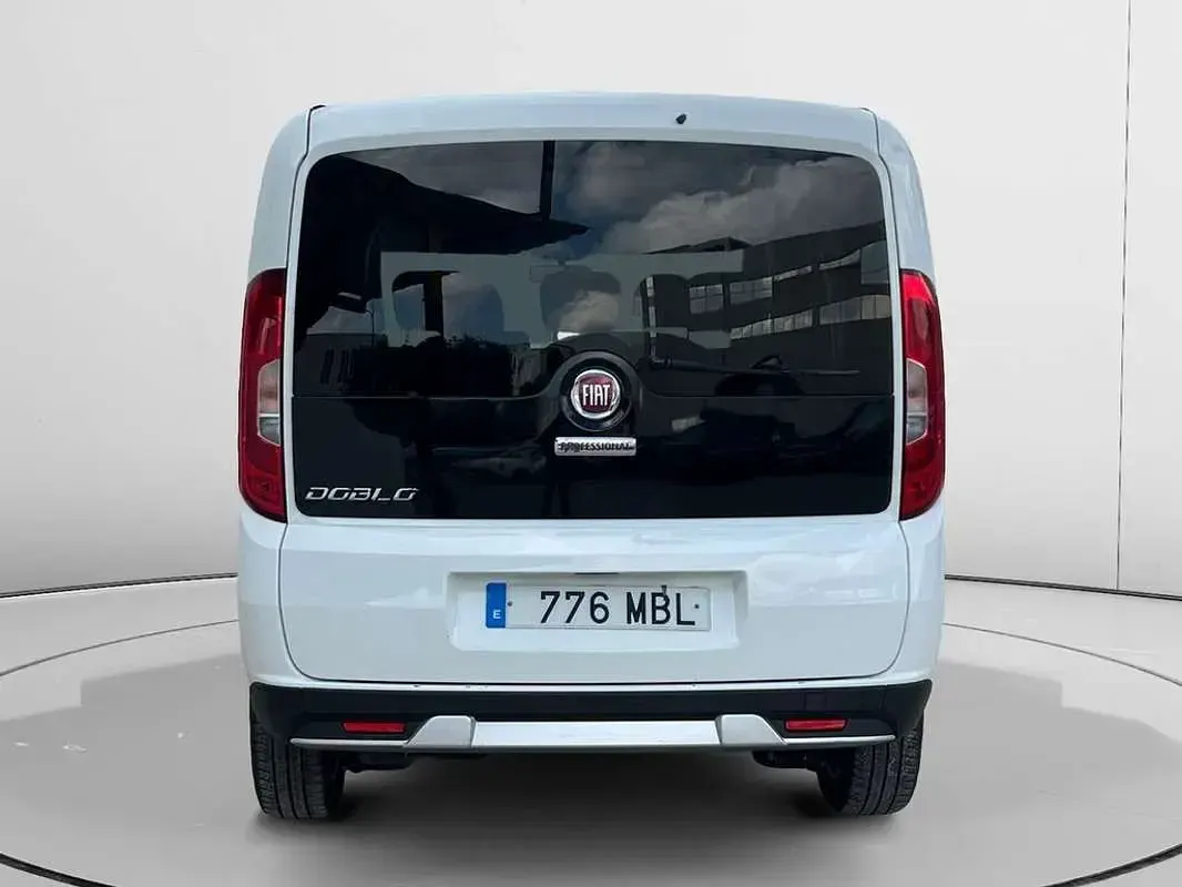 Usado Fiat Doblò Trekking 121 CV (88 kW) 2022 Blanco Monovolumen