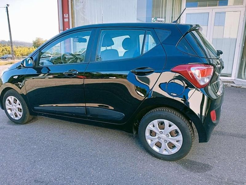 Usado Hyundai i10 Blackline 87 CV (63 kW) 2015 Negro Utilitario