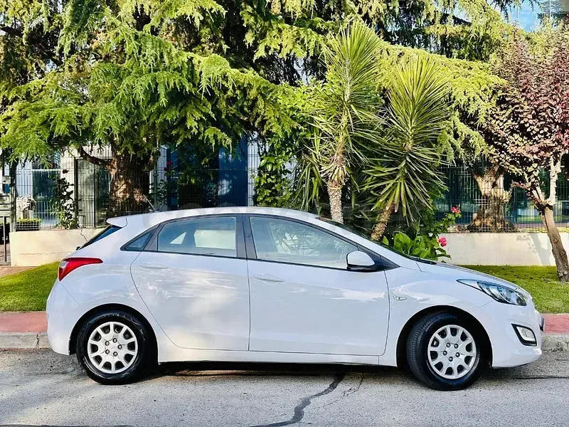 Usado Hyundai i30 100 CV (73 kW) 2014 Blanco Berlina