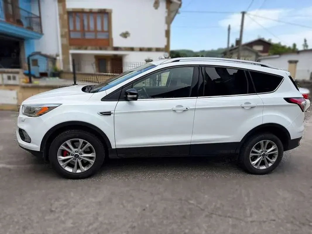 Usado Ford Kuga Titanium 120 CV (88 kW) 2017 Blanco SUV