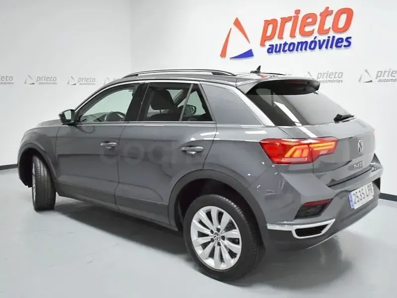 Usado VW T-Roc Advance 115 CV (84 kW) 2021 Gris / plata SUV