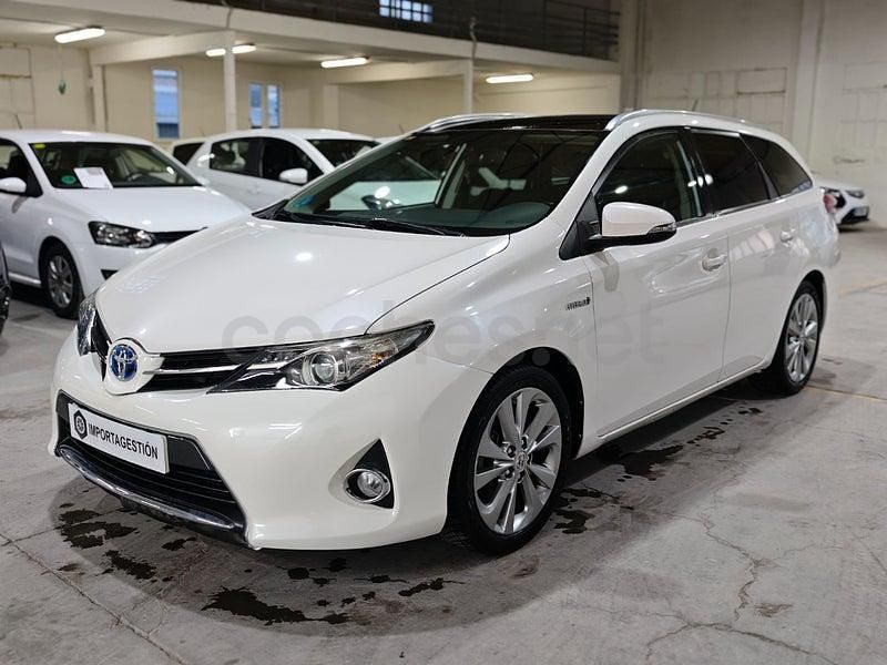 Usado Toyota Auris Hybrid Active 136 CV (100 kW) 2014 Blanco Familiar