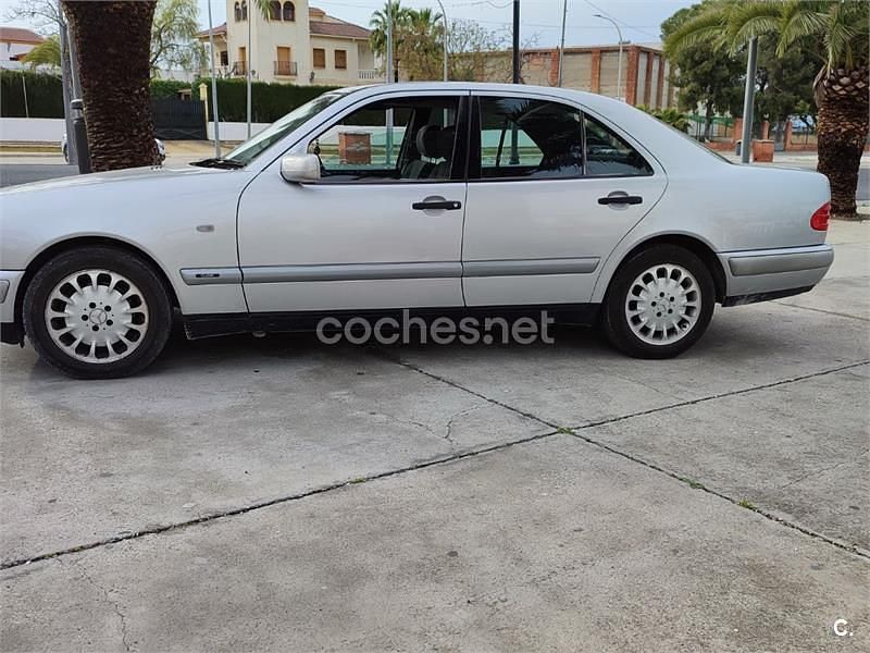 Usado Mercedes E320 Elegance 220 CV (161 kW) 1998 Gris / plata Berlina