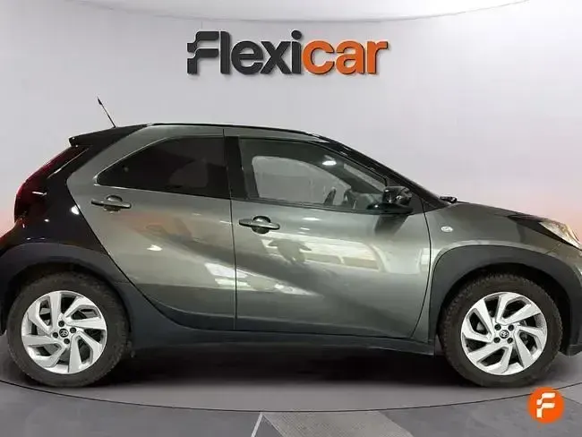 Käytetty Toyota Aygo Play 72 HP (52 kW) 2022 Harmaa