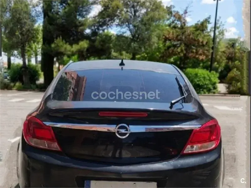 Usado Opel Insignia Sport 130 CV (95 kW) 2010 Negro Berlina