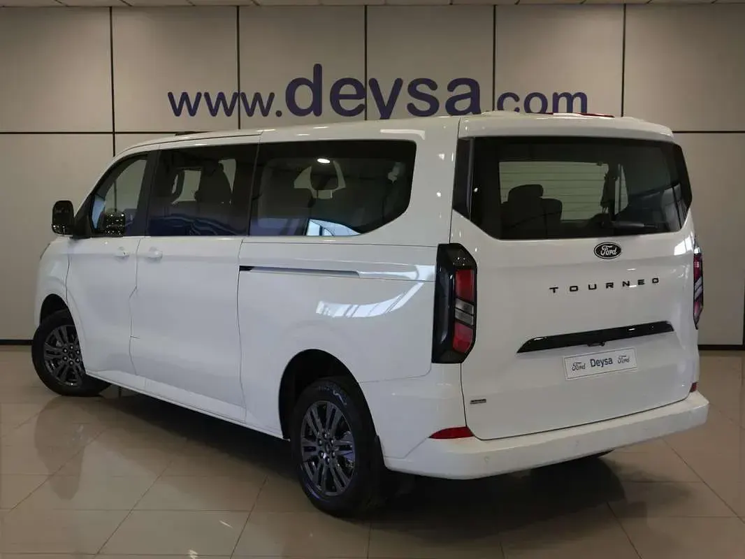 Usado Ford Tourneo Titanium 232 CV (170 kW) 2024 Blanco Familiar