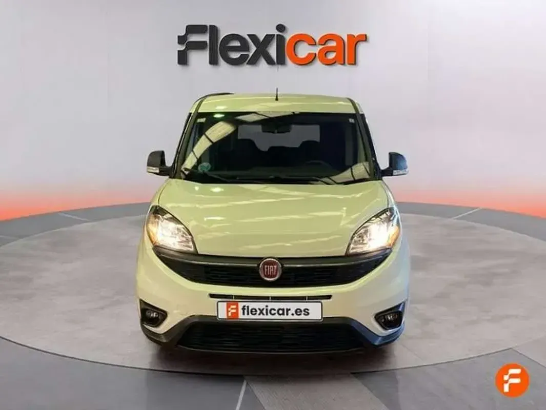 Usado Fiat Doblò Easy 95 CV (69 kW) 2022 Blanco Monovolumen
