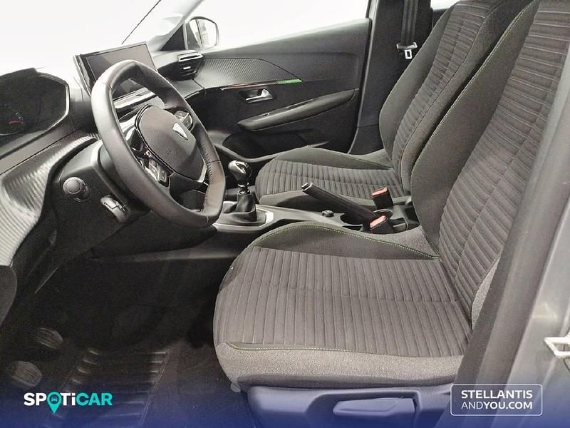 Usado Peugeot 208 Allure 101 CV (74 kW) 2025 Gris Utilitario