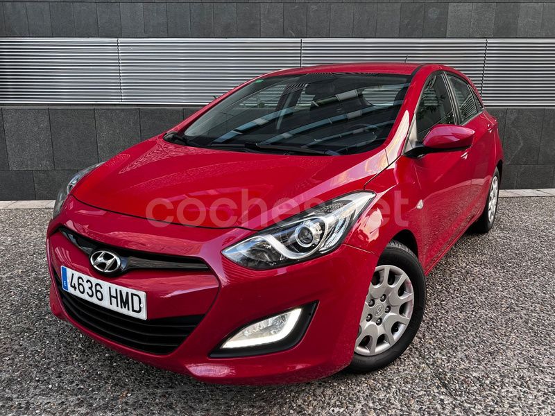 Rojo Usado 2012 Hyundai i30 Comfort Berlina | 8999 € - Imagen 1/4