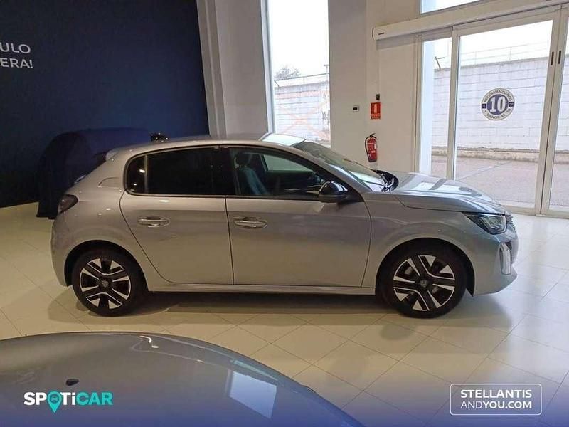 Usado Peugeot 208 Allure 102 CV (75 kW) 2024 Gris Utilitario