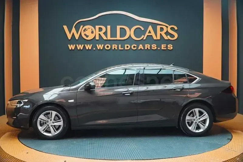 Usado Opel Insignia Edition 122 CV (89 kW) 2022 Gris / plata Berlina