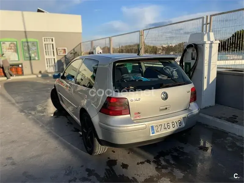 Usado VW Golf IV Highline 130 CV (95 kW) 2002 Gris / plata Berlina
