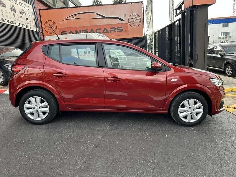 Usado Dacia Sandero Comfort 101 CV (74 kW) 2021 Burdeos Utilitario