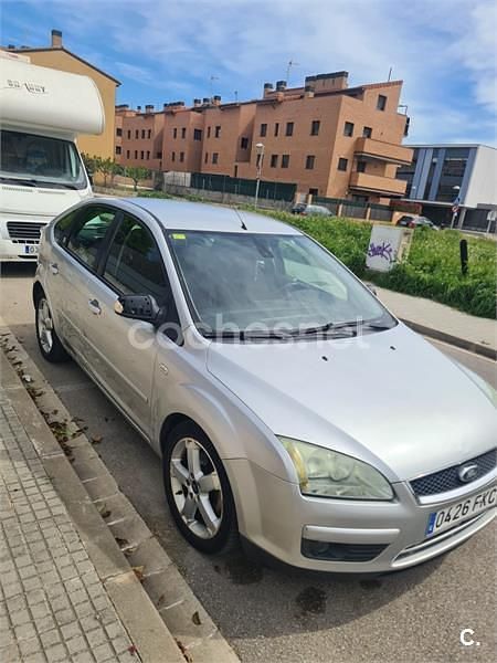 Usado Ford Focus Ghia 115 CV (84 kW) 2007 Gris / plata Berlina