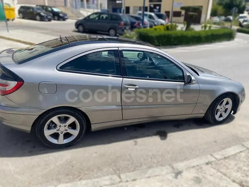 Usado Mercedes C220 170 CV (125 kW) 2006 Gris / plata Berlina