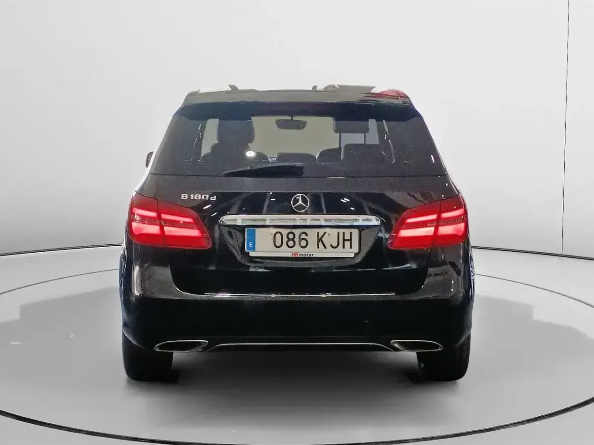 Usado Mercedes B180 109 CV (80 kW) 2018 Negro Utilitario
