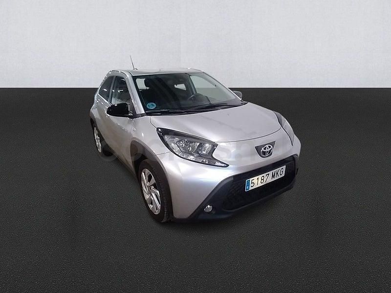 Usado Toyota Aygo X Play 72 CV (52 kW) 2023 Gris / plata SUV