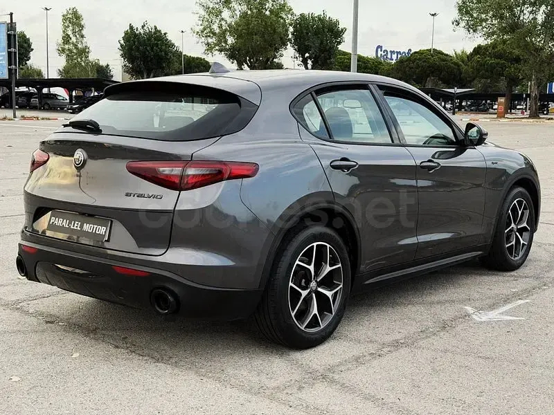 Usado Alfa Romeo Stelvio Sprint 190 CV (139 kW) 2021 Gris / plata SUV