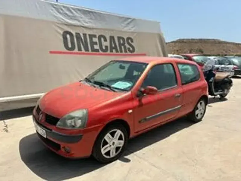 Usado Renault Clio II 65 CV (47 kW) 2004 Granate Berlina