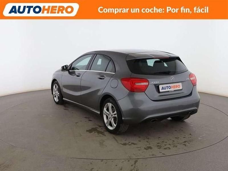 Usado Mercedes A180 Urban 110 CV (80 kW) 2013 Gris Berlina