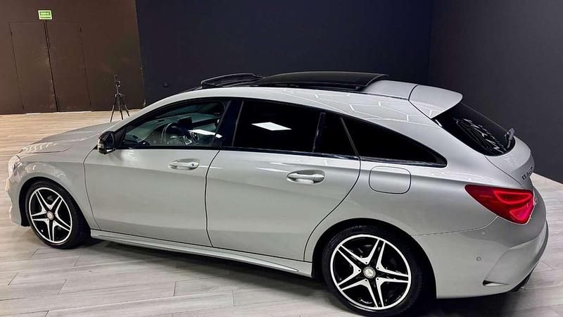 Usado Mercedes CLA220 Shooting Brake AMG line 177 CV (130 kW) 2015 Gris Familiar