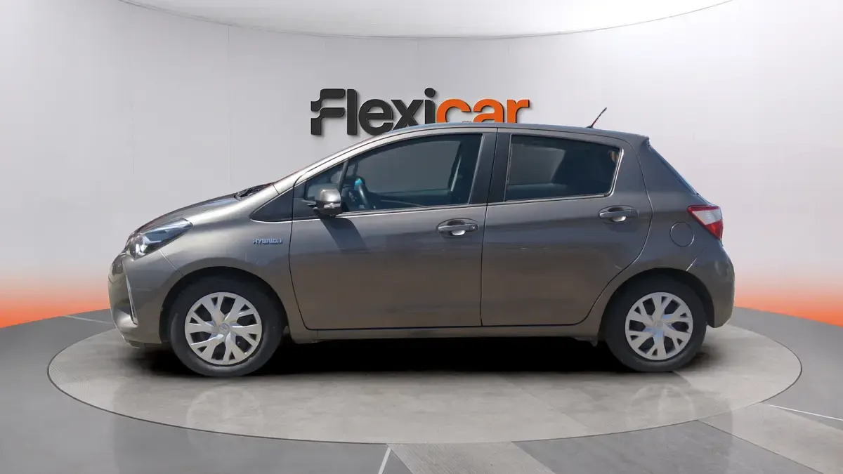 Usado Toyota Yaris Hybrid Active 100 CV (73 kW) 2020 Gris Berlina