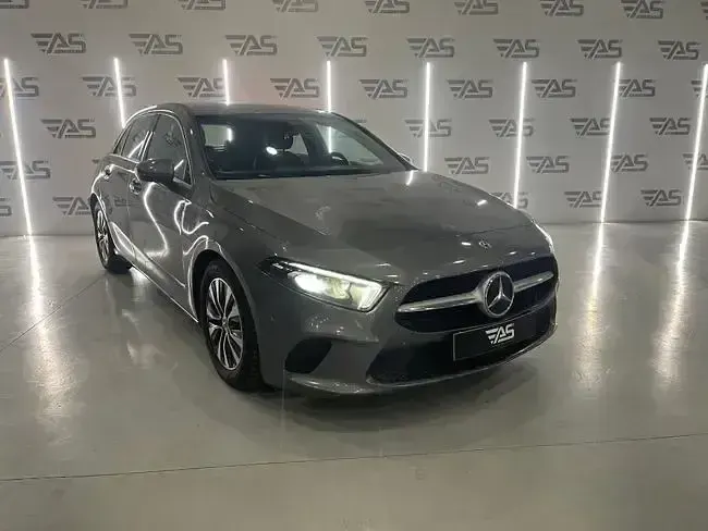 Usado Mercedes A180 116 CV (85 kW) 2020 Gris Berlina