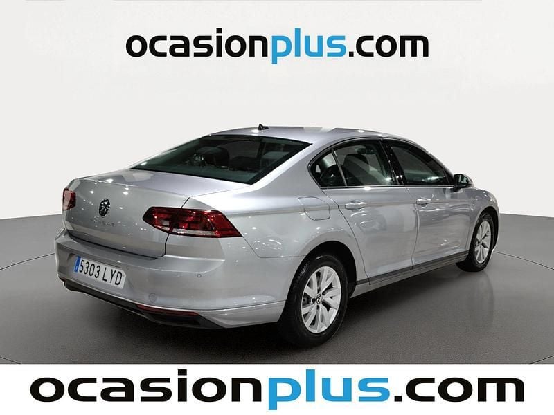 Usado VW Passat Business 122 CV (89 kW) 2022 Gris plata Familiar