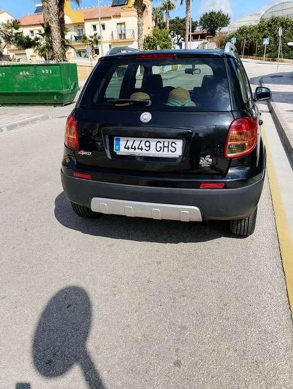 Usado Fiat Sedici Emotion 120 CV (88 kW) 2008 Negro SUV