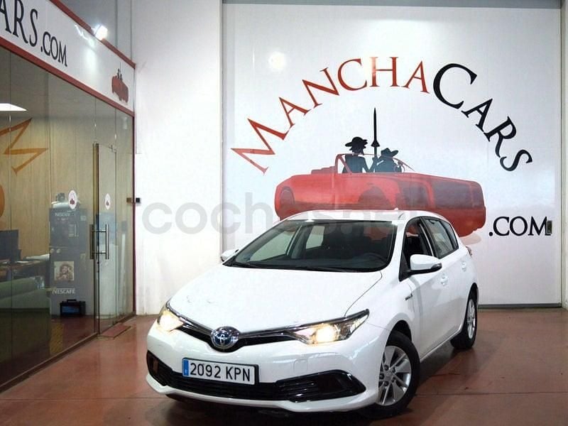 Begagnad Toyota Auris Hybrid Business Edition 136 HK (100 kW) 2018 Vit Sedan