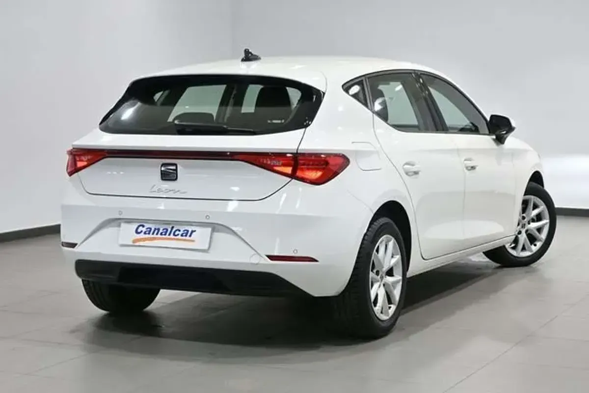 Usado Seat Leon Style 110 CV (80 kW) 2022 Blanco Monovolumen