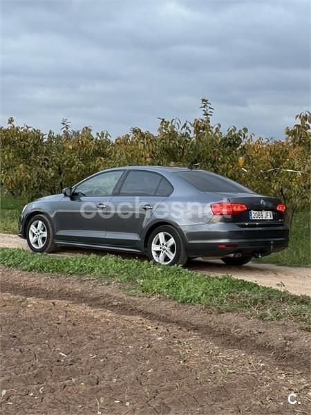 Gris / plata Usado 2015 VW Jetta Advance Berlina | 7200 € (Precio justo) - Imagen 1/4