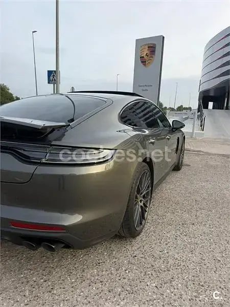 Usado Porsche Panamera Platinum Edition 462 CV (339 kW) 2023 Gris / plata Familiar