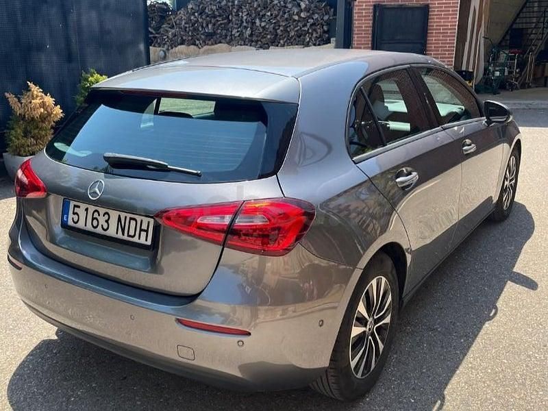 Usado Mercedes A180 116 HP (85 kW) 2021 Cinzento Sedan