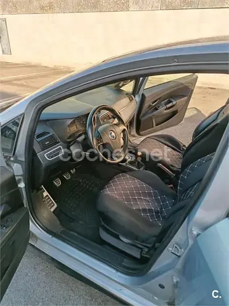 Usado Fiat Grande Punto Sport 90 CV (66 kW) 2007 Gris / plata Utilitario