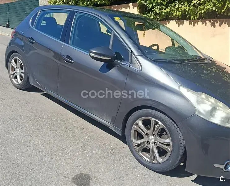 Usado Peugeot 208 Allure 92 CV (67 kW) 2012 Gris / plata Utilitario