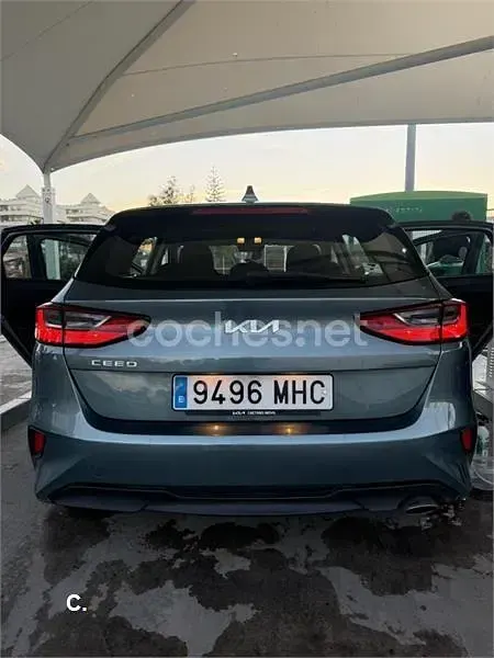 Usado Kia Ceed 100 CV (73 kW) 2023 Gris / plata Utilitario