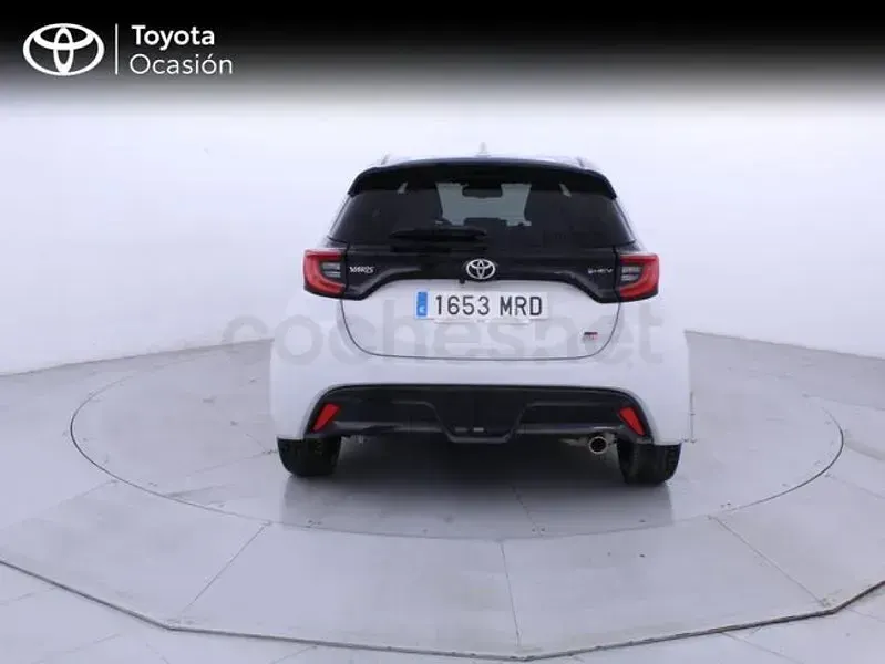 Usado Toyota Yaris Hybrid Sport 116 CV (85 kW) 2024 Gris / plata Berlina