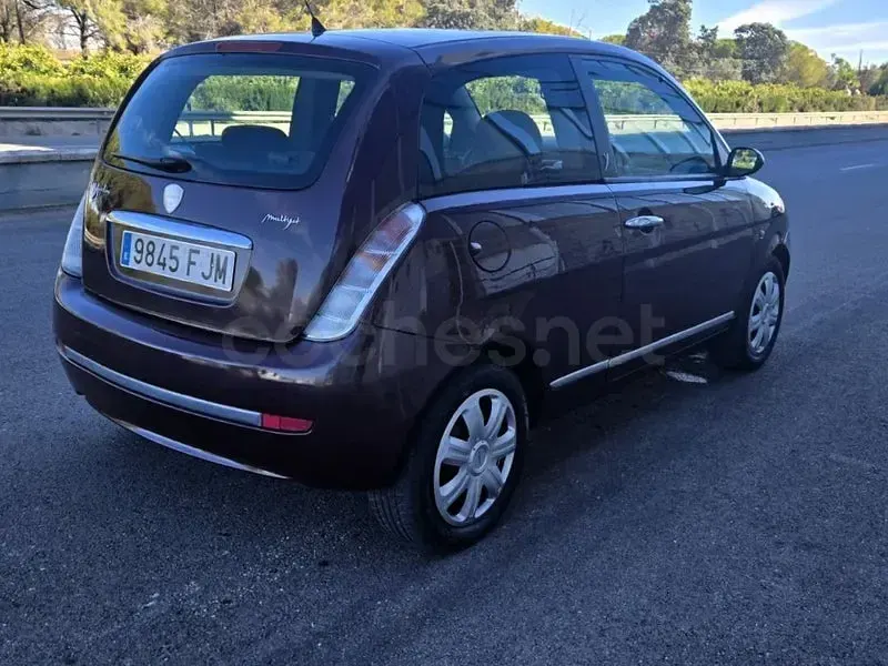 Usado Lancia Ypsilon 90 CV (66 kW) 2007 Granate Utilitario
