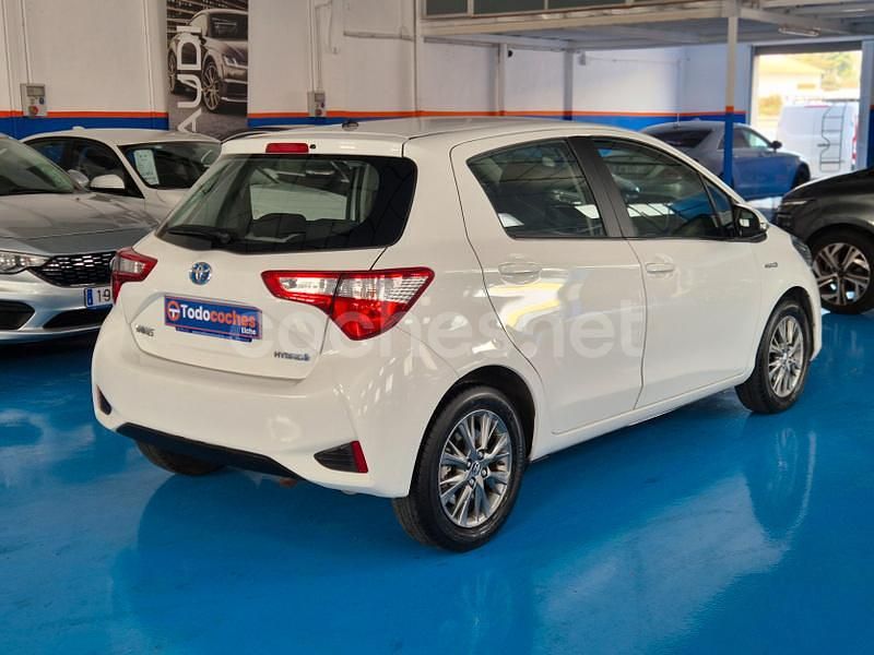 Usado Toyota Yaris Hybrid Advance 100 CV (73 kW) 2018 Blanco Berlina