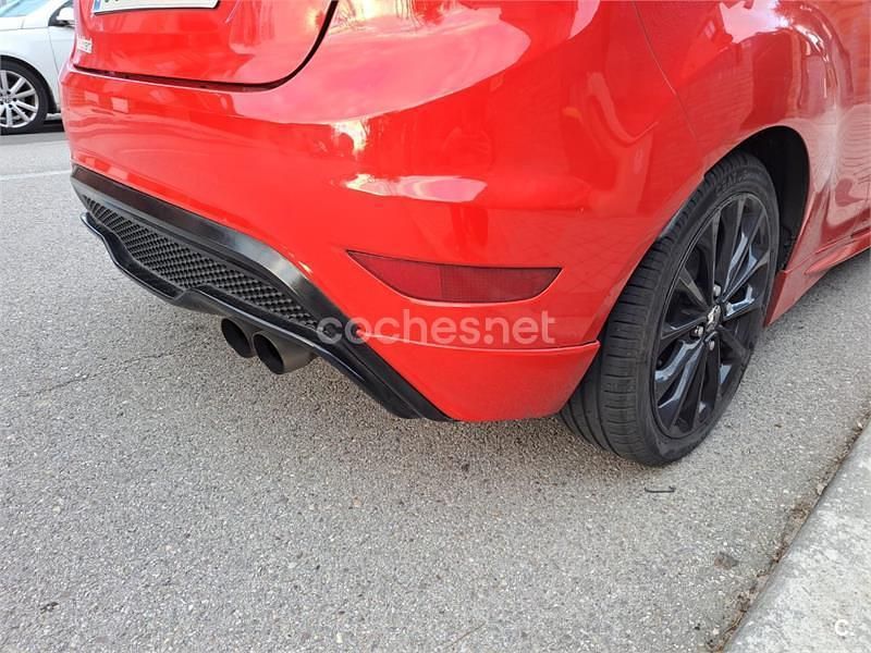Usado Ford Fiesta Trend 82 CV (60 kW) 2014 Rojo Utilitario
