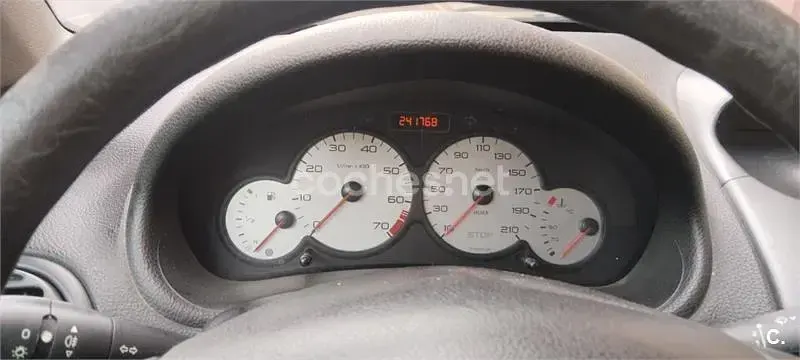 Usado Peugeot 206 75 CV (55 kW) 2003 Rojo Berlina
