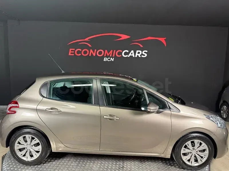 Usado Peugeot 208 Active 92 CV (67 kW) 2012 Beige Utilitario